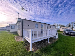Lovely Caravan With Decking At Seawick Holiday Park In Essex Ref 27471Sw